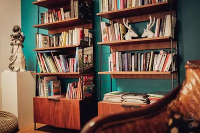 Bibliothèque dans l'hôtel