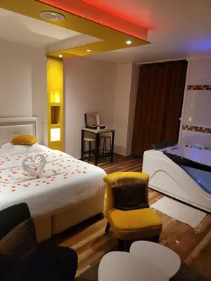 Un ou plusieurs lits dans un hébergement de l'établissement SPA Celyna appartement avec jacuzzi privatif