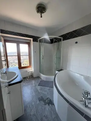 Salle de bains dans l'établissement Les terrasses du Rhône