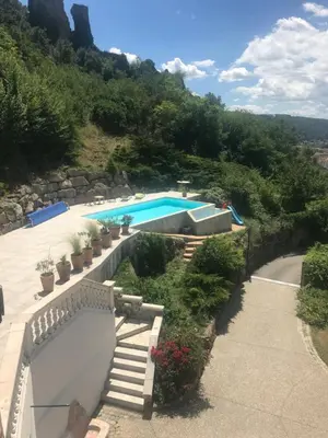 Piscine de l'établissement Les terrasses du Rhône ou située à proximité