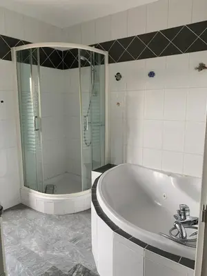 Salle de bains dans l'établissement Les terrasses du Rhône