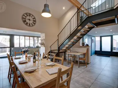 Coin salon dans l'établissement Gîte familial spacieux et lumineux à Chazelles-sur-Lyon - FR-1-496-203