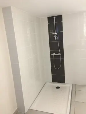 Salle de bains dans l'établissement MONTALIEU SEJOUR Rez de jardin Les jonquilles - 1 à 4 PERS - PROX CNPE BUGEY - VALLEE BLEU - VIA RHONA