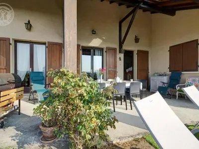 Terrasse ou espace extérieur de l'établissement Gîte spacieux avec terrasse et jardin à Saint-Christo-en-Jarez - FR-1-496-204