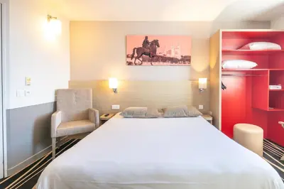 Un ou plusieurs lits dans un hébergement de l'établissement B&B HOTEL Lyon Aéroport Saint-Quentin-Fallavier