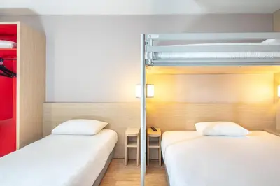 Un ou plusieurs lits dans un hébergement de l'établissement B&B HOTEL Lyon Aéroport Saint-Quentin-Fallavier