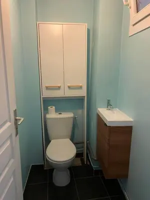 Salle de bains dans l'établissement Maison proche Lyon Centrale du Bugey