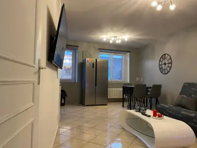 Télévision ou salle de divertissement dans l'établissement Maison proche Lyon Centrale du Bugey
