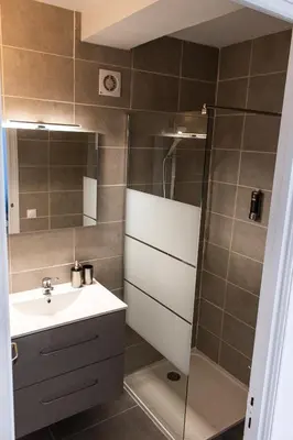 Salle de bains dans l'établissement Maisonnette avec jardin, parc du chêne (tram T5)