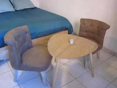 Coin salon dans l'établissement studio refait a neuf avec la fibre