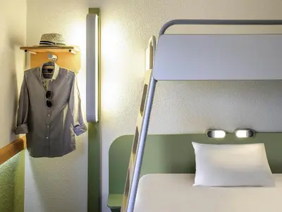 Un ou plusieurs lits dans un hébergement de l'établissement Hotel Ibis Budget Lyon Eurexpo -