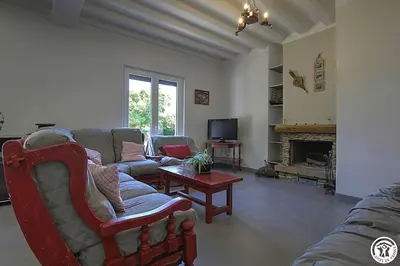Télévision ou salle de divertissement dans l'établissement La maison du Bonheur, borne de recharge VE