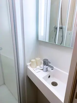 Salle de bains dans l'établissement Premiere Classe Lyon Beynost