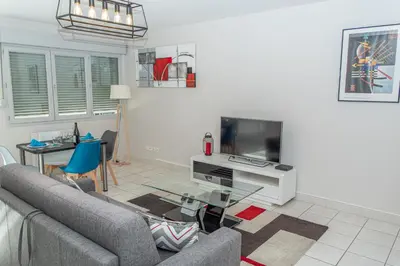 Télévision ou salle de divertissement dans l'établissement Le Victoria hyper-centre Décines