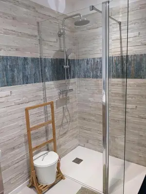 Salle de bains dans l'établissement Chambre double indépendante BALI au sein du domaine PASSELOUP
