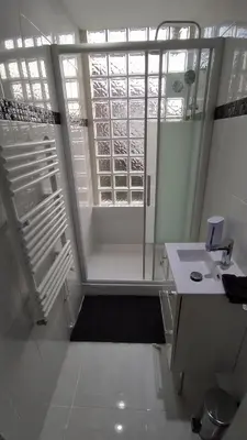 Salle de bains dans l'établissement La Batisse de Saint-Chamond ( chambres )