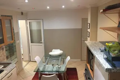 Cuisine ou kitchenette dans l'établissement Irigny: Maison calme à 10 minutes de Lyon