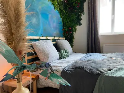 Un ou plusieurs lits dans un hébergement de l'établissement Le monde D avatar avec Balneo et table de massage