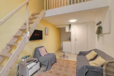 Télévision ou salle de divertissement dans l'établissement Duplex, bohème et fonctionnel proche Gratte-Ciel