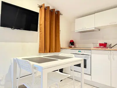 Cuisine ou kitchenette dans l'établissement Logement proche Lyon-aéroport-Centrale Bugey
