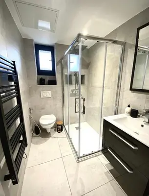 Salle de bains dans l'établissement Jungle garage privé netflix