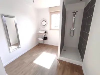 Salle de bains dans l'établissement Appartement Jarnioux - Les Meublés des Pierres Dorées