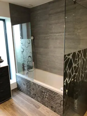Salle de bains dans l'établissement La Croisée Chambre d hôte avec sanitaires partagés