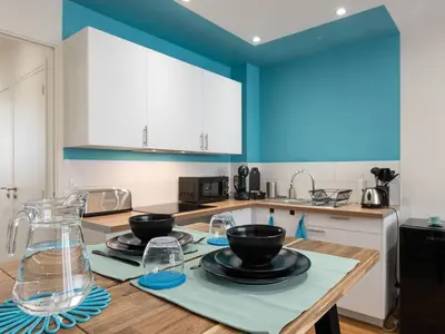 Cuisine ou kitchenette dans l'établissement LE VALLES - HYPERCENTRE PARKING GRATUIT WiFi NETFLIX AMAZON PRIME