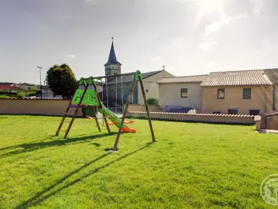 Aire de jeux pour enfants de l'établissement Gîte spacieux avec espace extérieur et jacuzzi à Montchal - FR-1-496-234