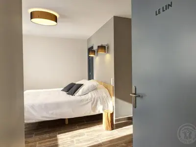 Un ou plusieurs lits dans un hébergement de l'établissement Gîte spacieux avec espace extérieur et jacuzzi à Montchal - FR-1-496-234