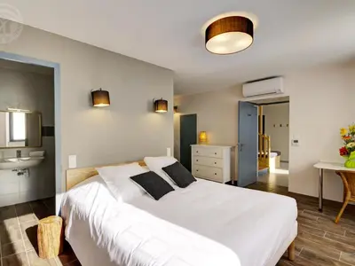 Un ou plusieurs lits dans un hébergement de l'établissement Gîte spacieux avec espace extérieur et jacuzzi à Montchal - FR-1-496-234