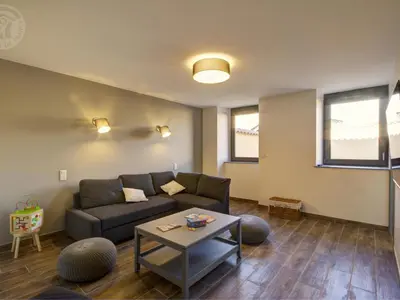 Coin salon dans l'établissement Gîte spacieux avec espace extérieur et jacuzzi à Montchal - FR-1-496-234