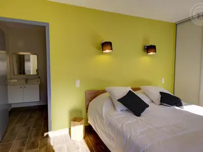 Un ou plusieurs lits dans un hébergement de l'établissement Gîte spacieux avec espace extérieur et jacuzzi à Montchal - FR-1-496-234