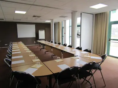 Espace de conférence ou salle de réunion dans l'établissement Comfort Hotel Aeroport Lyon St Exupery