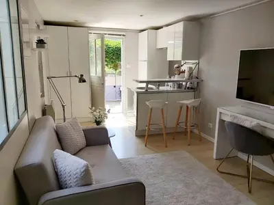 Télévision ou salle de divertissement dans l'établissement Charmant Studio sur cour à LYON 9e Mont d'or