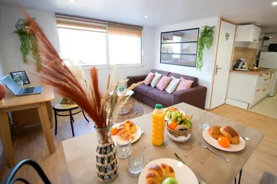 Cuisine ou kitchenette dans l'établissement KASA HOME - Calme, Cosy, WIFI & Netflix
