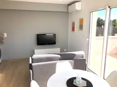 Télévision ou salle de divertissement dans l'établissement La Parenthèse Balnéo T2 Cosy de 40m² avec terrasse