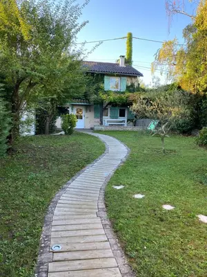 Jardin de l'établissement La Petite Maison, jardin et jacuzzi, proche de Lyon