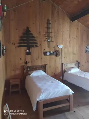 Un ou plusieurs lits dans un hébergement de l'établissement le saloon