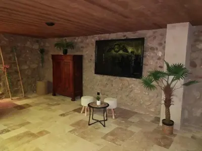 Télévision ou salle de divertissement dans l'établissement Maison Pérouges spa