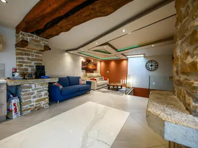 Coin salon dans l'établissement Gîte le Troisième