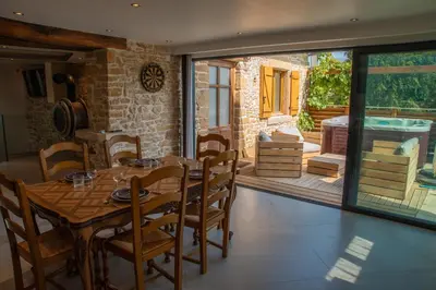 Coin salon dans l'établissement Gîte le Troisième