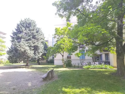 Jardin de l'établissement Résidence du parc des Tilleuls de Lyon 82 m2 Pkg free