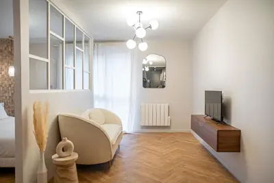 Télévision ou salle de divertissement dans l'établissement Suite Georgia - appartement 2 personnes - Check in h24 & Wifi