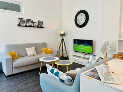 Télévision ou salle de divertissement dans l'établissement L'appartement du Temple à Vienne