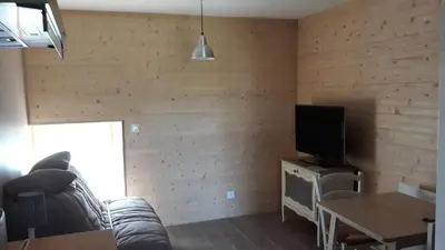 Télévision ou salle de divertissement dans l'établissement Agréable gîte en pleine nature