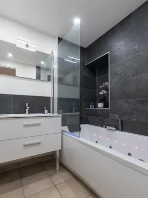 Salle de bains dans l'établissement CABANA & Le Saint Amour - Centre-Ville