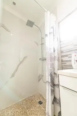Salle de bains dans l'établissement Aux portes de Lyon Tout confort emplacement idéale Netflix