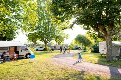 Jardin de l'établissement Camping De Thoissey ***