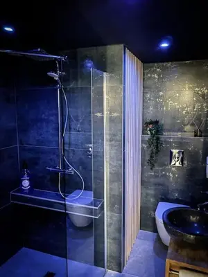 Salle de bains dans l'établissement Suite Luxueuse Jacuzzi SUITE AMANTIS By Noma